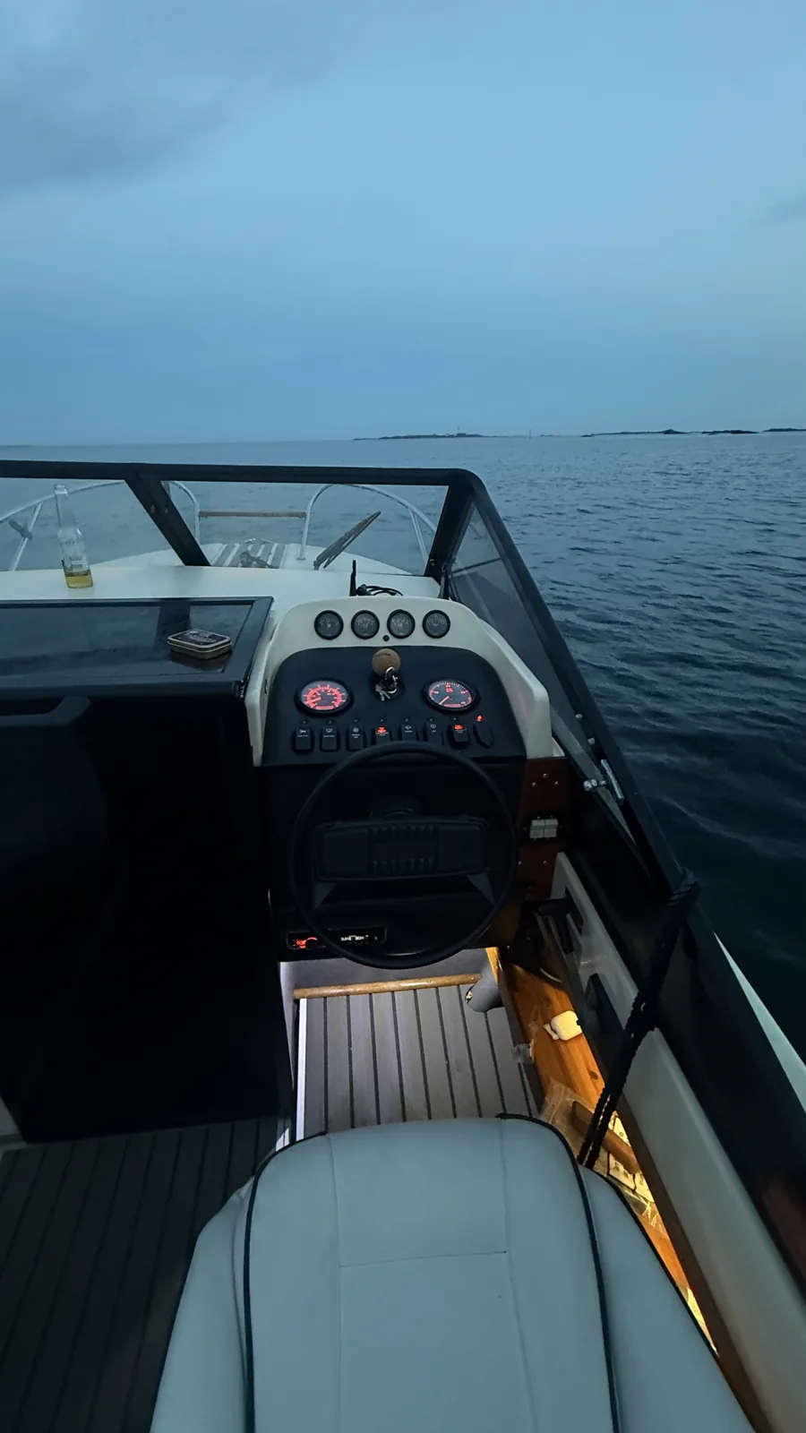 Fra førersetet i en båt på vei ut i skjærgården ved Kristiansand