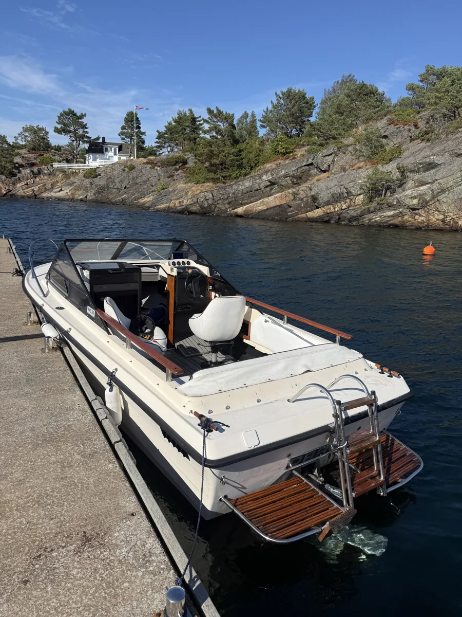 Båt ved brygga i skjærgården på Sørlandet