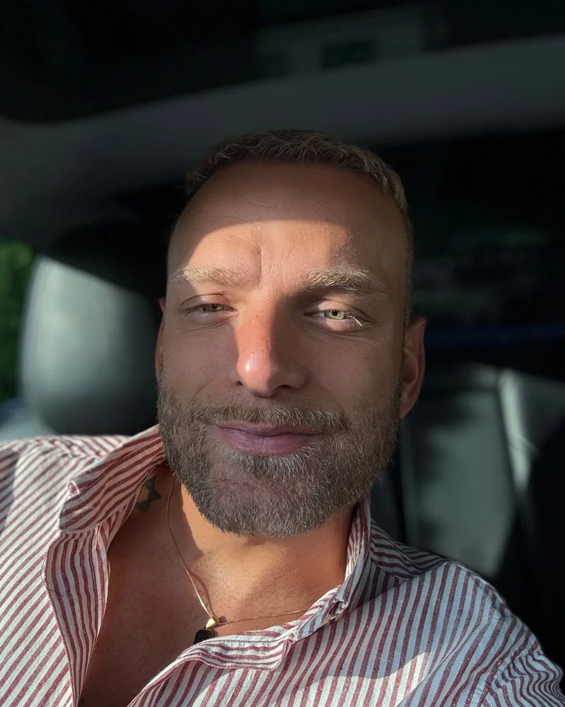 Bror Sverre Thygesen i ettermiddagssol, smilende